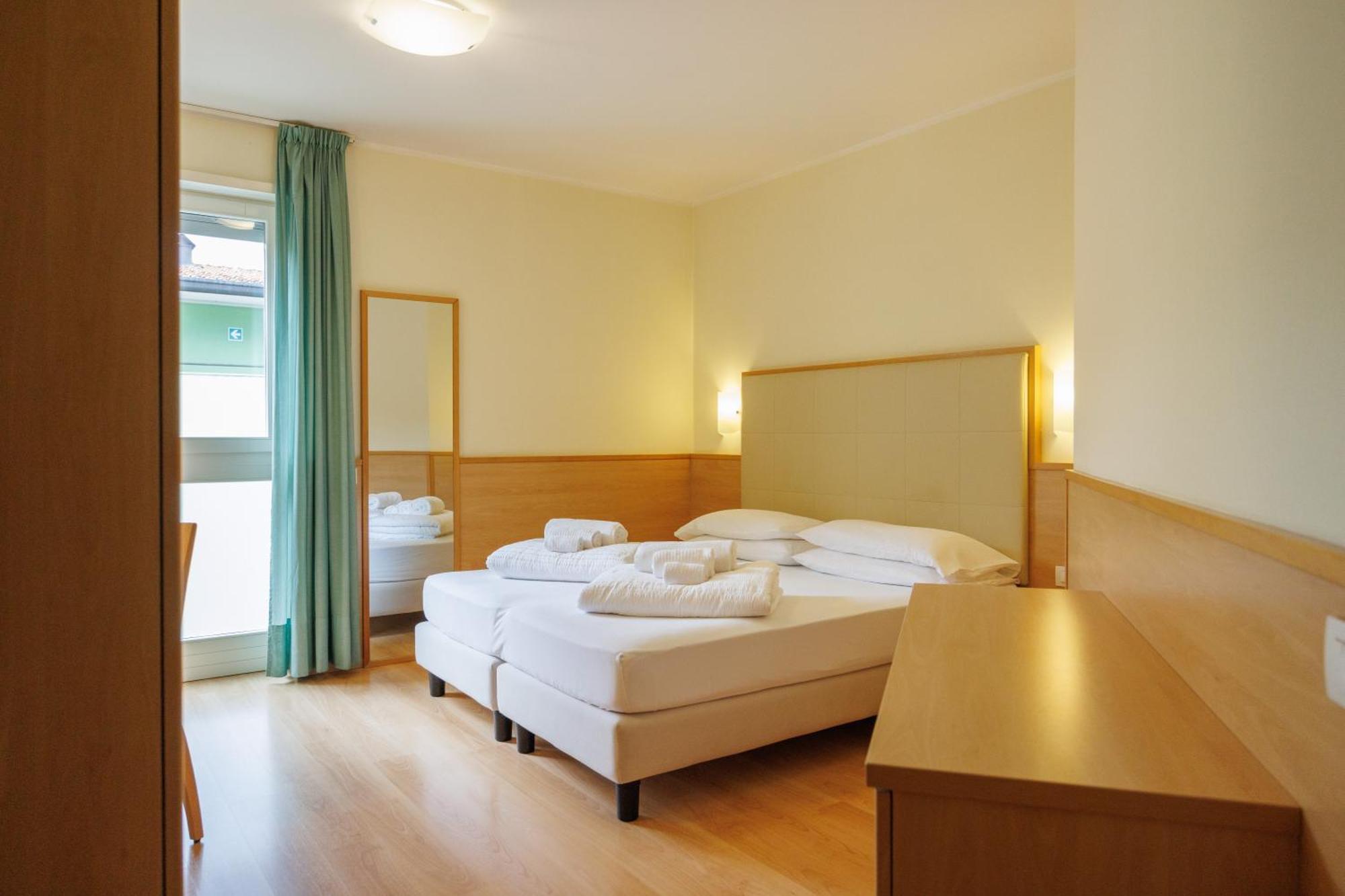 Club Hotel E Residence La Vela Torbole Sul Garda Ngoại thất bức ảnh
