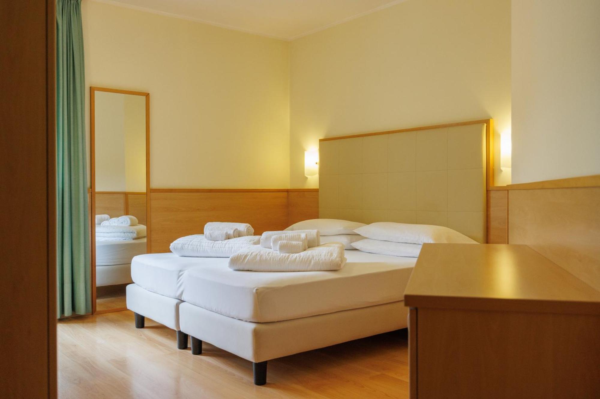 Club Hotel E Residence La Vela Torbole Sul Garda Ngoại thất bức ảnh