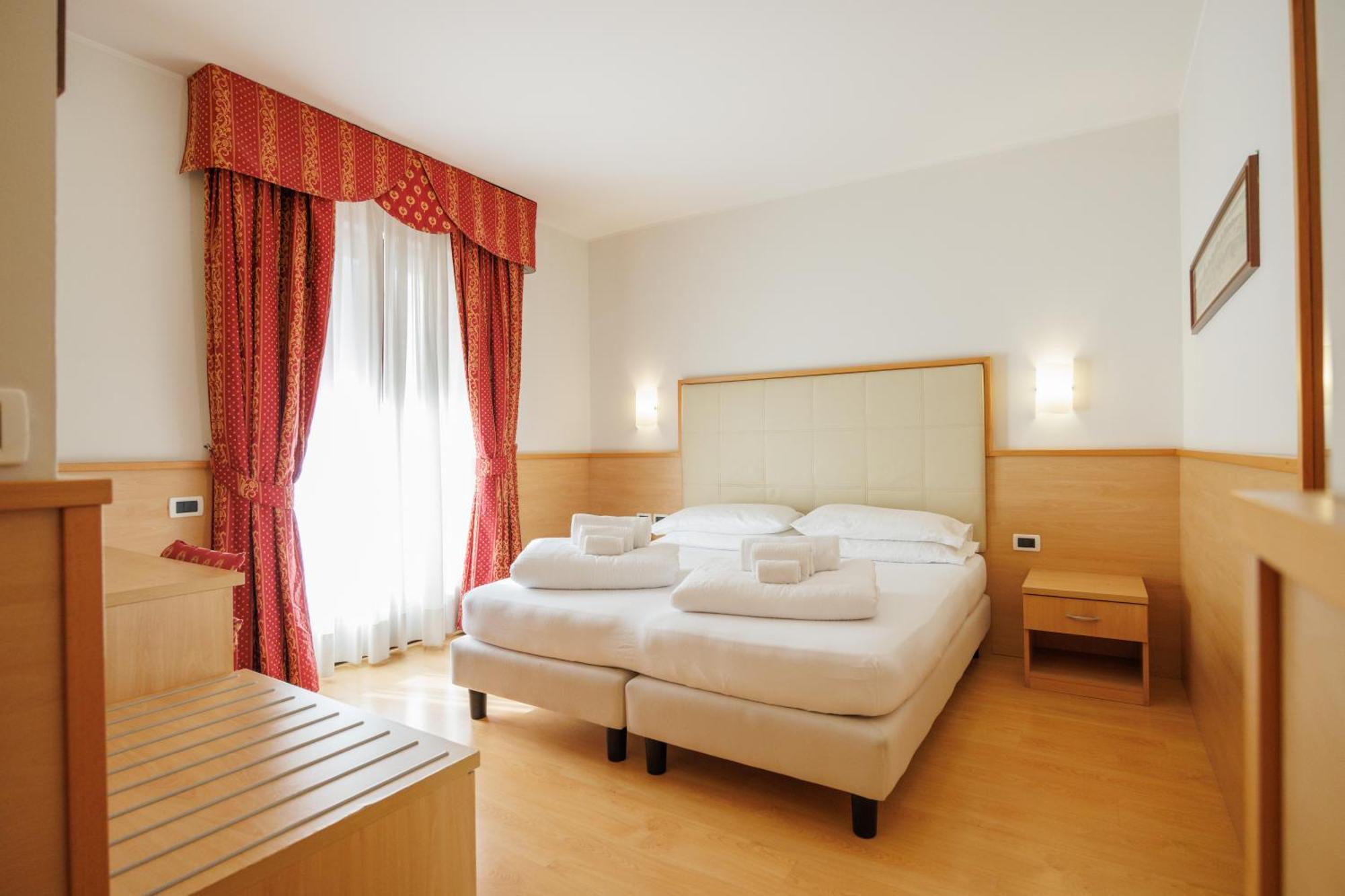 Club Hotel E Residence La Vela Torbole Sul Garda Ngoại thất bức ảnh