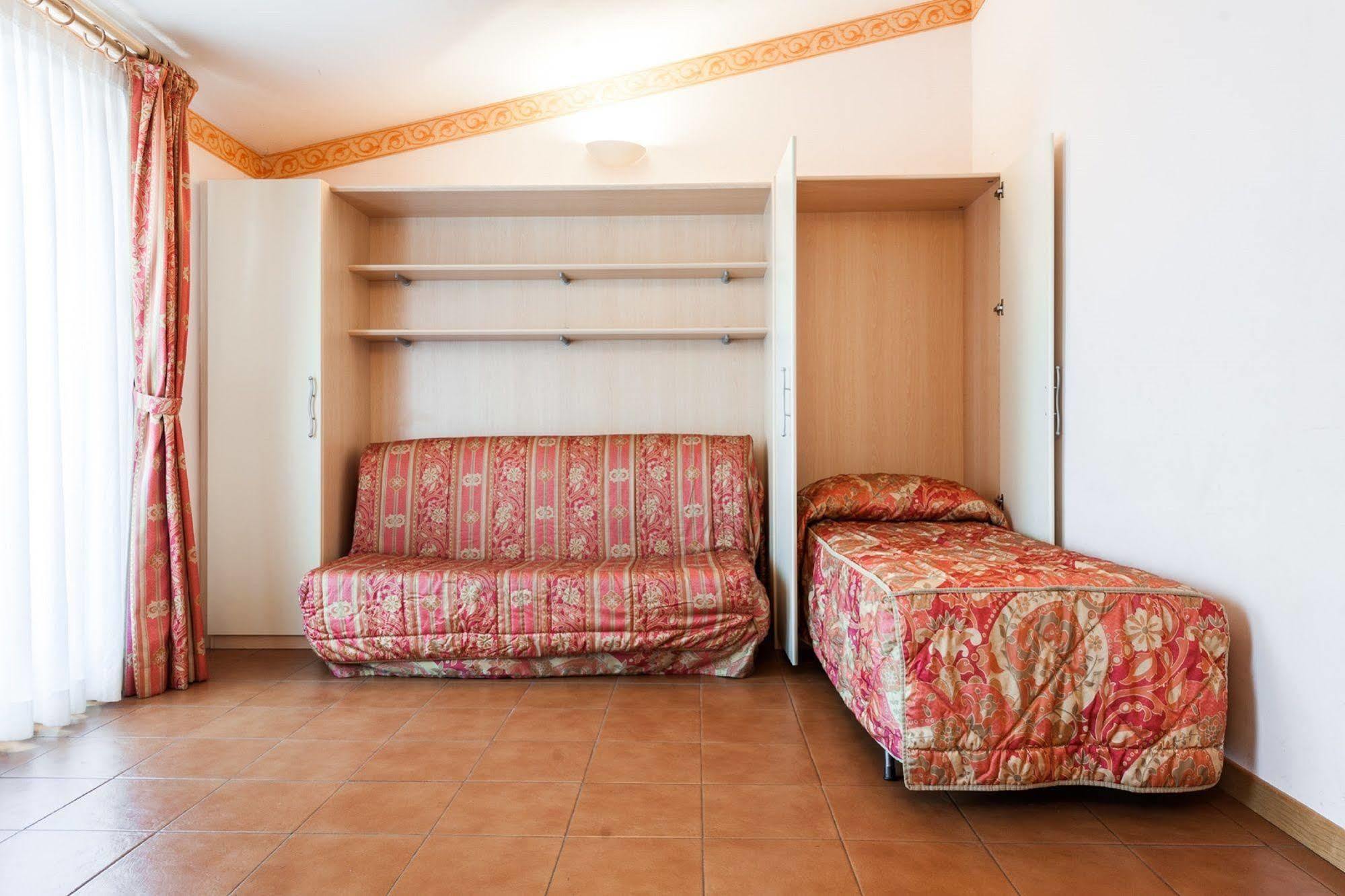 Club Hotel E Residence La Vela Torbole Sul Garda Ngoại thất bức ảnh