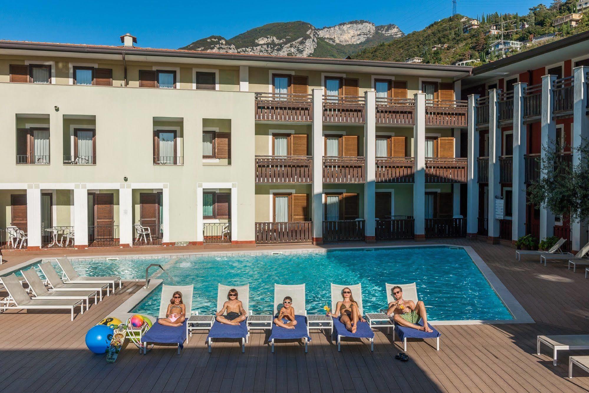 Club Hotel E Residence La Vela Torbole Sul Garda Ngoại thất bức ảnh