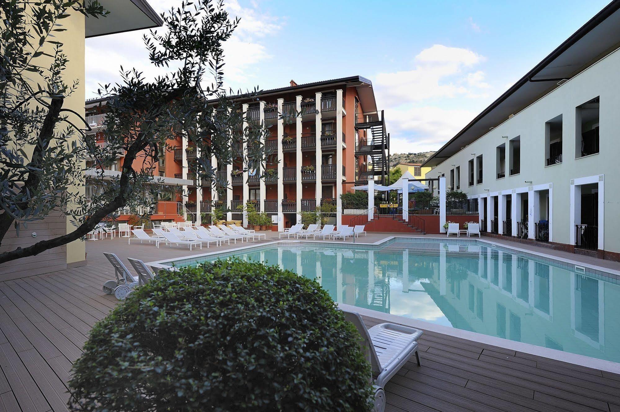 Club Hotel E Residence La Vela Torbole Sul Garda Ngoại thất bức ảnh