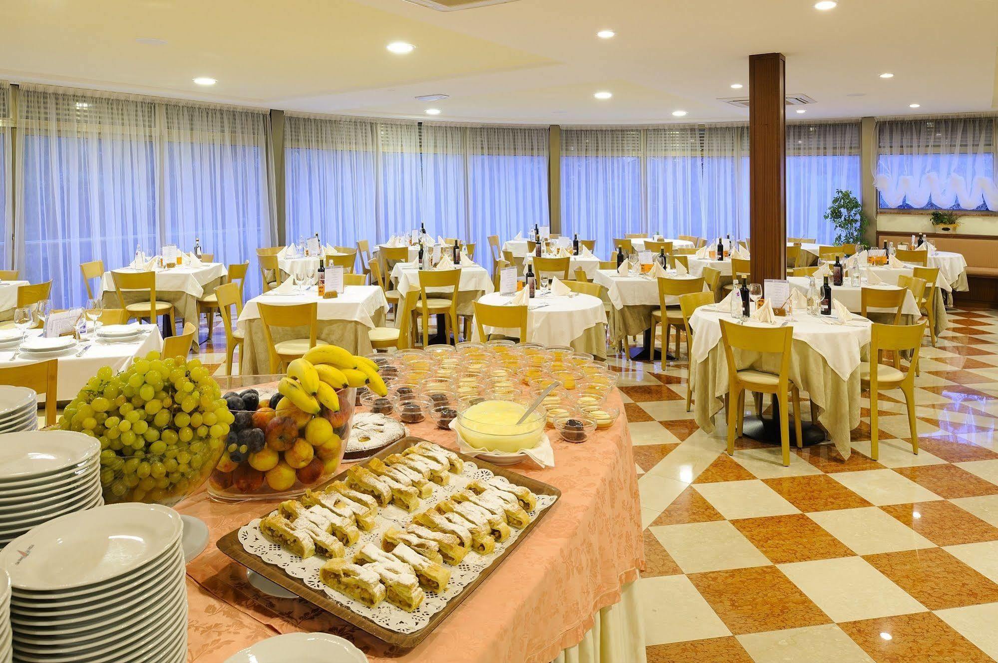 Club Hotel E Residence La Vela Torbole Sul Garda Ngoại thất bức ảnh
